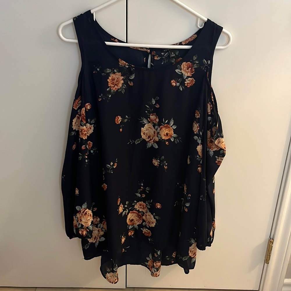 Size XL | navy floral tank w/cut out shoulders and 3/4 sleeve